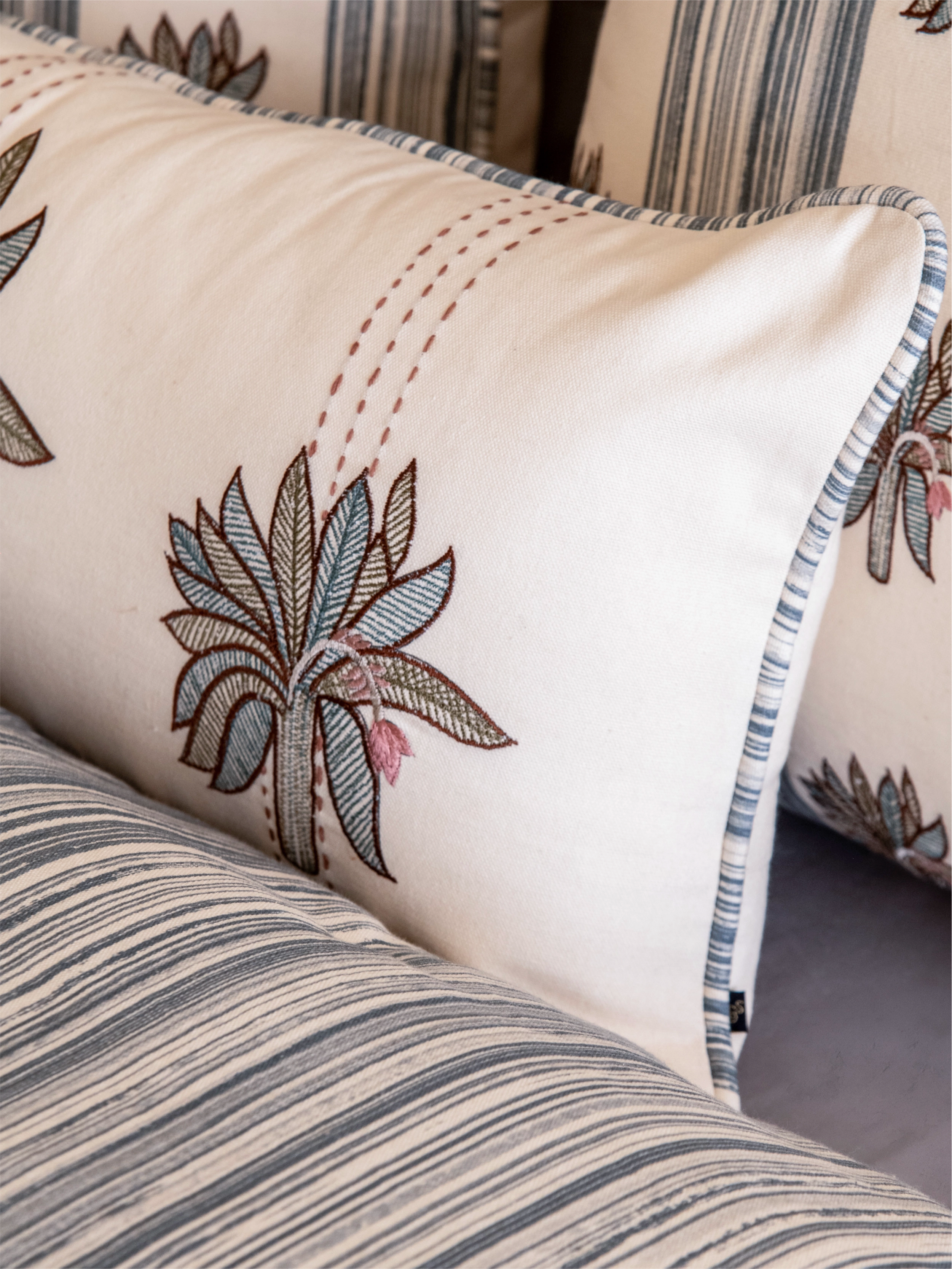 Lush Bedding Set (Ink)